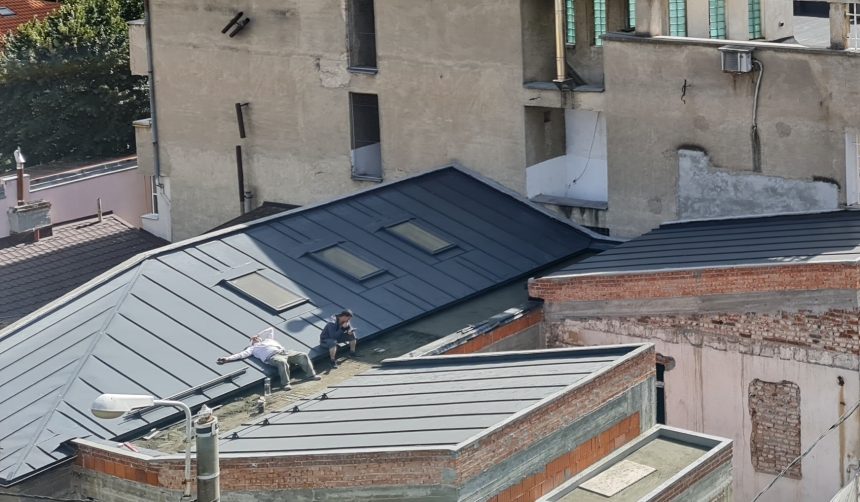 Muncitori bucureșteni reparând acoperișul unui contribuabil