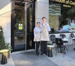 Cu domnișoara la Café Athénée