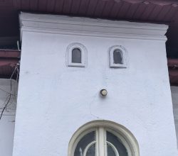 Pensionarul, telefonul și casa lui