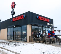 Cosmopolis atrage o investiție de 1 milion de euro prin deschiderea restaurantului Hesburger în Cosmopolis Plaza